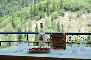Outdoor dining - Myrtos Cottages Melpomene (Divarata)