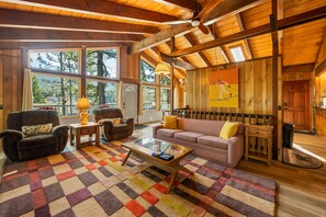 Smart TV, fireplace, DVD player, books - NEW! Arcade Room, Hot Tub, Pet Friendly Near Slope (Big Bear Lake)