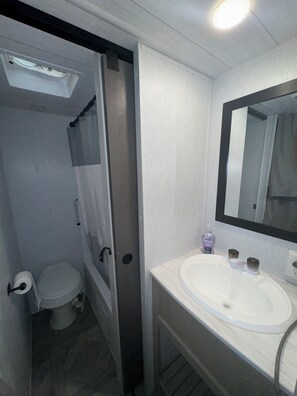 Serviettes fournies, papier toilette