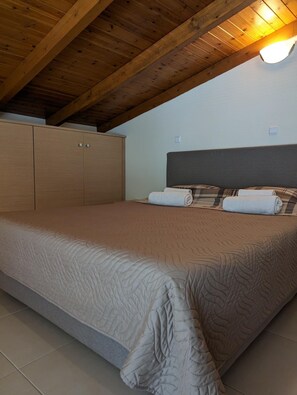 2 chambres, fer et planche à repasser, Wi-Fi gratuit, draps fournis