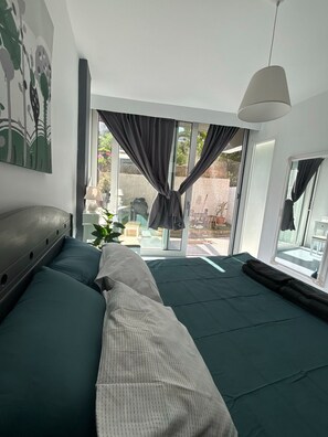 Desk, iron/ironing board, free WiFi, bed sheets - Sea Urban 4, Varkiza (Vari)