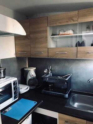 Réfrigérateur, four, plaque de cuisson, cafetière/bouilloire