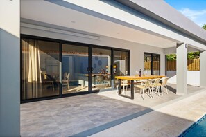 Outdoor dining - Koko Nido – Modern Luxury Pool Villa in Noord (Noord)