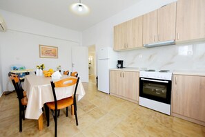 Kjøleskap, ovn, kokeplater og kaffetrakter/tekoker