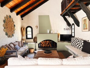 TV, fireplace, books, stereo - Villa Xenia and Akis (Vravrona)