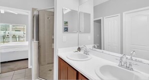 Shower, hair dryer, towels, soap - KP Disney Enchanted Place Spacious- Pool & Spa- Only 15 Minutes to Disney (Davenport)