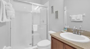 Chuveiro, secador de cabelo, toalhas de banho, sabonete