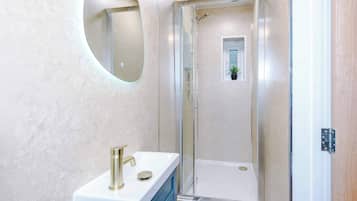 Shower, shampoo