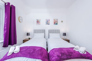 3 bedrooms, iron/ironing board, WiFi, bed sheets - Bright 3 Bed - House Wythenshawe - Near Airport (Manchester)