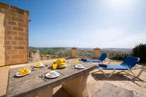 Outdoor dining - Gharilma IV – Santa Lucija Holiday Home (Ta' Kerċem)