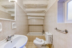 Bathroom - Girardu - Victoria Holiday Home (Victoria)