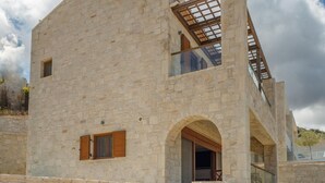 Un edificio de piedra con una escalera que lleva a un balcón.