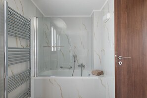 Ducha, secador de pelo y toallas