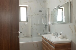 Shower, hair dryer, towels - Villa Santa Marina by Modone Villas in Peloponnese (Methoni)
