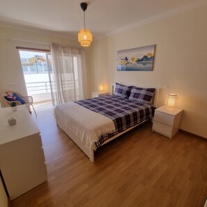 2 bedrooms, iron/ironing board, bed sheets - T2 INFANTE 101 A/C MODERNO WI-FI GARAGEM 50M PRAIA (Quarteira)