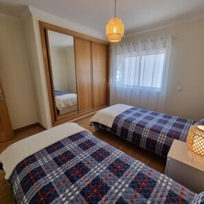 2 slaapkamers, een strijkplank/strijkijzer, beddengoed