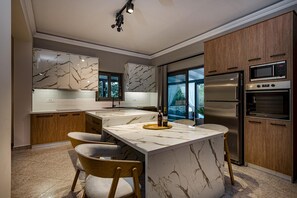 Frigorífico, microondas, horno y placa de cocina
