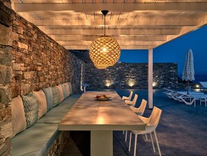 Outdoor dining - La Vitalite Luxury Villa in Paros (Aliki)
