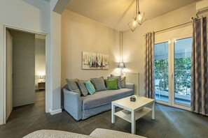 TV, offices - Ruby ' s Best Acropolis Apartment (Athina)