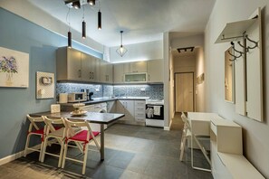 Fridge, microwave, oven, stovetop - Ruby ' s Best Acropolis Apartment (Athina)