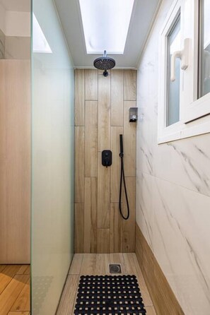 Shower, hair dryer, towels - Ruby ' s Best Acropolis Apartment (Athina)