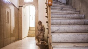 A marble staircase with a lion statue at the base. - Exclusive New Modern Apartment at Syntagma Square (Athina)