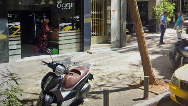 A storefront with a sign reading "oggi" and a scooter parked outside. - Exclusive New Modern Apartment at Syntagma Square (Athina)