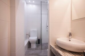 Shower, hair dryer, towels - Exclusive New Modern Apartment at Syntagma Square (Athina)
