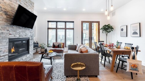 Kokopelli and Kestrel by Avantstay 2 Moderm Condos + Community Pool + Fireplace + Walk to Park City Lifts