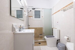 Shower, hair dryer, towels - Acropolis Stylish 2BR Apartment - Center of Athens (Athina)