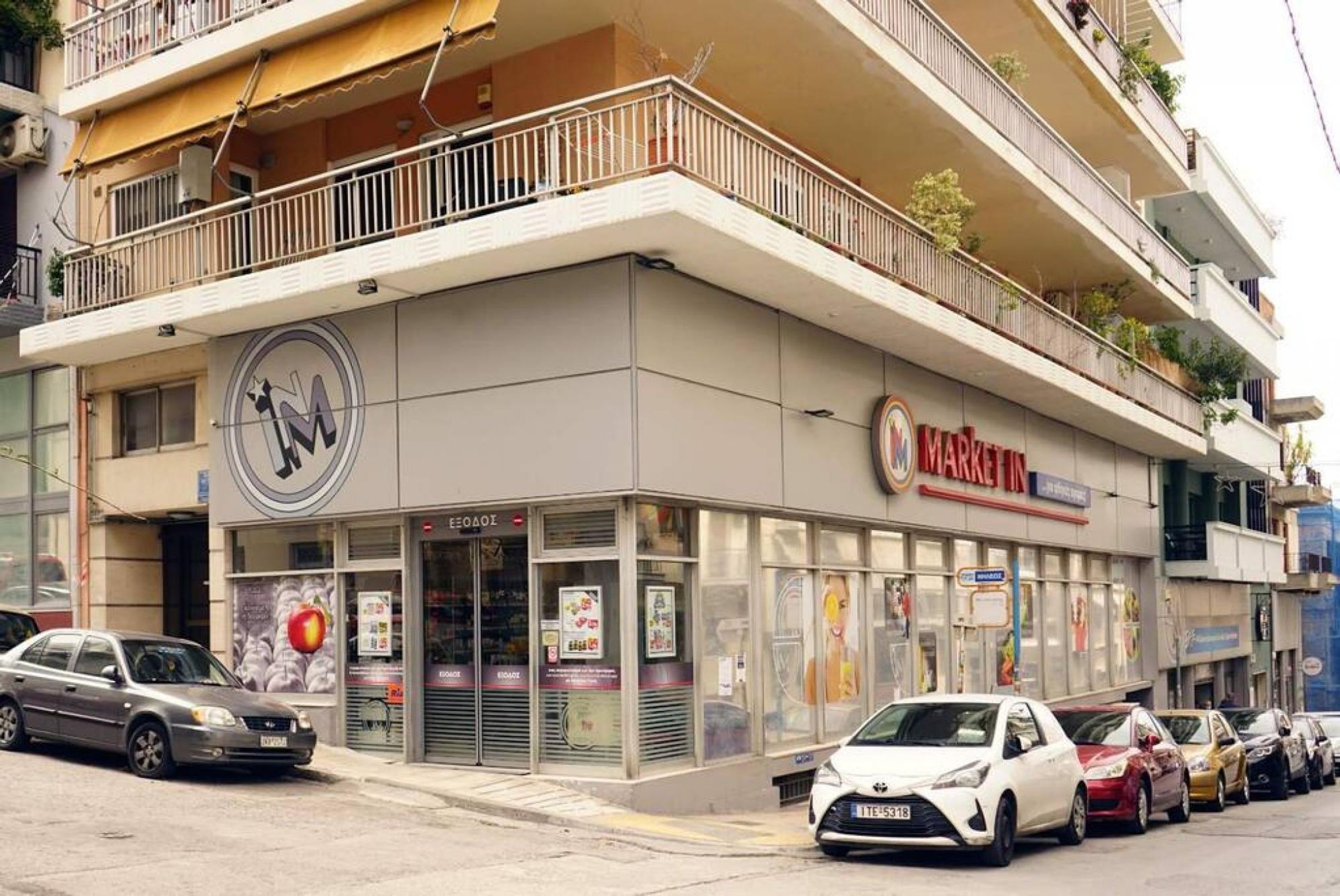 Un edificio de dos pisos con una fachada que dice "MARKET IN".