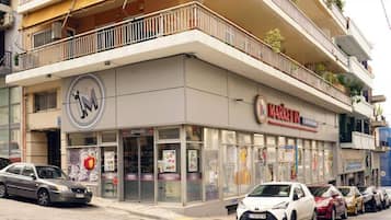 Un edificio de dos pisos con una fachada que dice "MARKET IN".