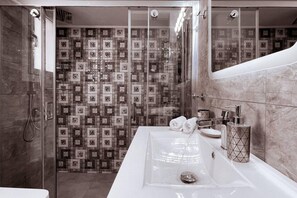 Douche, sèche-cheveux, serviettes fournies