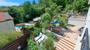 Zona residencial con piscina, un pabellón y un patio.