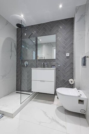 Shower, hair dryer, towels - Acropolis Luxury Apartment (Athina)