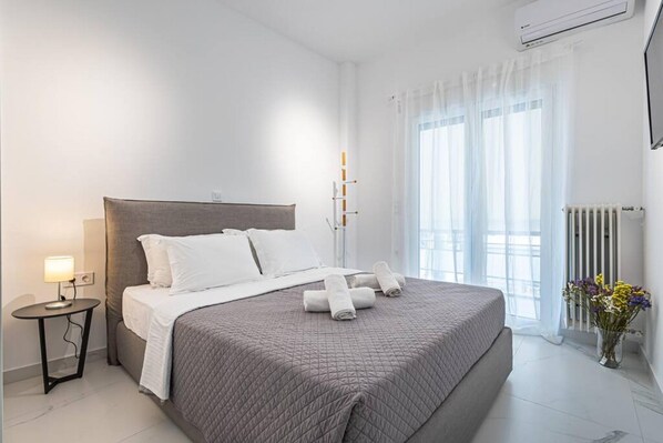 2 bedrooms, desk, iron/ironing board, travel cot - Acropolis Luxury Apartment (Athina)