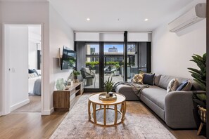 TV - 2Bdrm Apt with Lge Terrace near Sthn Cross Station (Docklands)