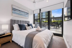 2 bedrooms, iron/ironing board, free WiFi, bed sheets - 2Bdrm Apt with Lge Terrace near Sthn Cross Station (Docklands)