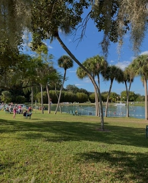 A park with a lake, trees, and people. - Beautiful home near Englewood Beach (Rotonda West)