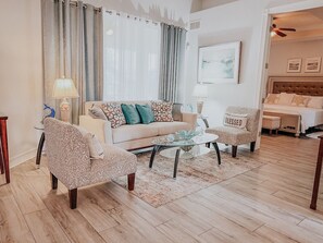 TV, books - Beautiful home near Englewood Beach (Rotonda West)
