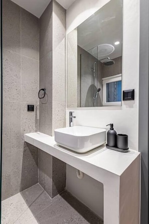 Shower, hair dryer, towels - Philoxenia I Acropolis Museum (Athina)