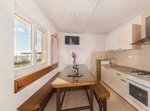 Fridge, microwave, oven, stovetop - Villa M. Family & Pool - Five Bedroom Holiday Home with Pool (Kastel Luksic)