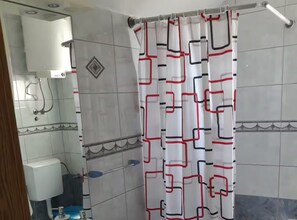 Een douche, een haardroger, handdoeken