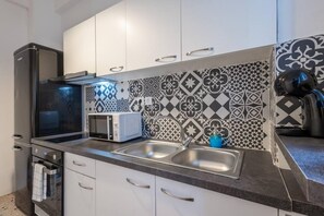 Fridge, microwave, oven, stovetop - Roubnb Acropolis Museum 1BD Apt (Athina)