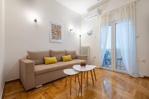 TV, offices - Roubnb Acropolis Museum 1BD Apt (Athina)