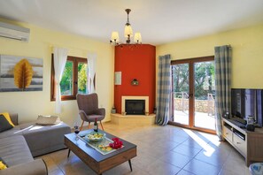 TV, fireplace, books, offices - Villa Aloni in Paxi with 2 bedrooms and 3 bathrooms (Paxi)