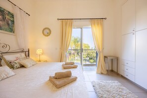 3 bedrooms, desk, iron/ironing board, travel cot - Latchi Aria Villa in Latchi (Latchi)