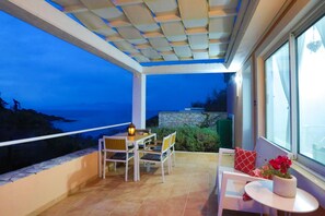 屋外ダイニングエリア