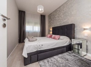 2 quartos, acesso à internet, roupa de cama