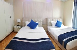 Room - Middle Suite Two Single Beds (Picard, Portsmouth)